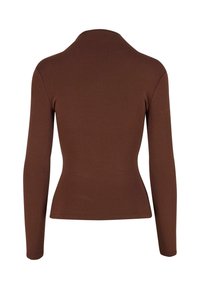 Braunes, langärmliges Oberteil mit figurbetontem Schnitt und hohem Kragen. Der Stoff ist glatt mit einem leichten Glanz und ohne sichtbare Muster oder Metallteile.