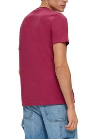 QS MIT STICKEREI - T-Shirt print - himbeere