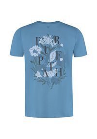 Lichtblauw katoenen t-shirt met een bloemmotief van donkere en lichte blauwe bloemen en grote zwarte letters die "PURPLE PATH" spellen.