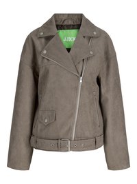 Taupekleurig suède motorjack met asymmetrische zilveren rits, drukknopdetails, zijzakken en bijpassende riem aan de zoom, groene voering zichtbaar.