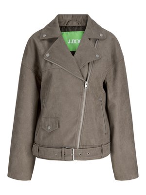 Taupe semsket motorsykkeljakke med asymmetrisk sølvglidelås, trykknappdetaljer, sidelommer og matchende belte nederst, grønt innerfôr synlig.
