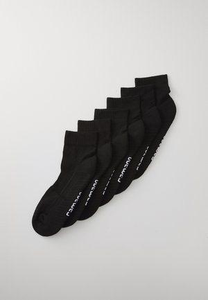 Schwarze Knöchelsocken, sechs Paar, aus einem glatten Material. Mit einem gerippten Bund und weißem Text an der Seite. Gerade und einheitliche Anordnung.