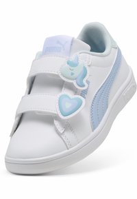 Białe i jasnoniebieskie trampki wykonane z materiału syntetycznego, wyposażone w dwie rzepy, z grafiką jednorożca i serca oraz teksturowanymi akcentami.