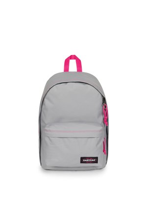 Lichtgrijze rugzak met voorvak, roze ritstrekkers, roze bovenhandvat en Eastpak-logo op het voorvak.