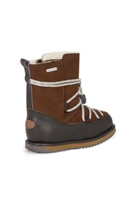 Brązowe zamszowe botki za kostkę z teksturowaną, ciemnobrązową gumową podeszwą, białymi sznurówkami, sztucznym futrem w środku i skórzaną naszywką z logo z boku.