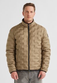 Khakifarbene Daunenjacke mit gestepptem Design, hohem Kragen und schwarzem Reißverschluss. Verfügt über Seitentaschen und elastische Bündchen für zusätzliche Wärme.