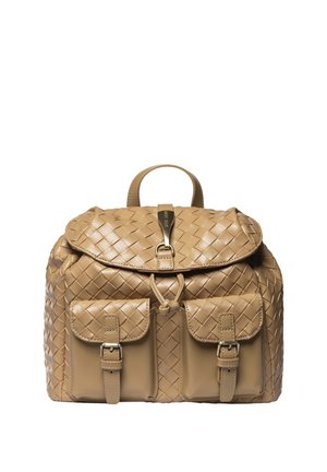 Zaino in pelle intrecciata color cuoio con due tasche frontali con fibbia e patta superiore fissata da una fibbia metallica e chiusura con coulisse.