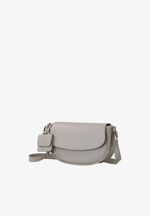 Borsa a tracolla in pelle grigia con forma curvata, chiusura a patta, tracolla regolabile e un'etichetta staccabile con un piccolo logo.