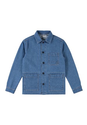 Blaue Jeansjacke mit langen Ärmeln, Knopfleiste vorne und drei quadratischen Taschen – zwei unten und eine auf der linken Brustseite.