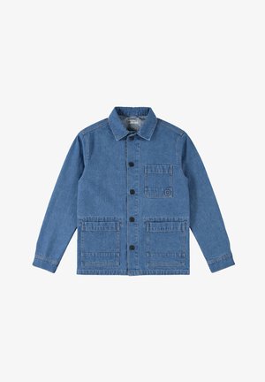 Blaue Jeansjacke mit langen Ärmeln, Knopfleiste vorne und drei quadratischen Taschen – zwei unten und eine auf der linken Brustseite.