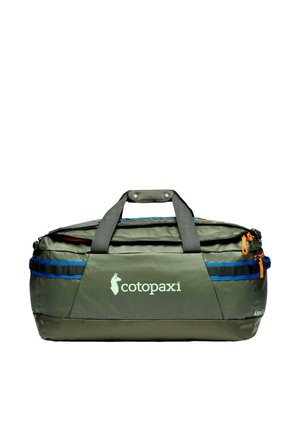 Bolsa de deporte Cotopaxi verde oliva con asas negras, correas laterales azules y negras, tiradores de cremallera naranja y logo en el panel frontal.