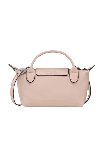 Rosa Lederhandtasche mit strukturierter Form. Sie verfügt über einen oberen Griff, einen abnehmbaren Schultergurt und ein geprägtes Logo auf der Vorderseite.