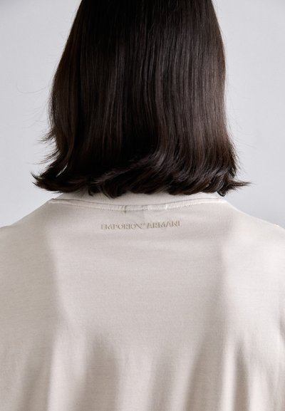 Emporio Armani Apdrukāts T-krekls - silver cloud