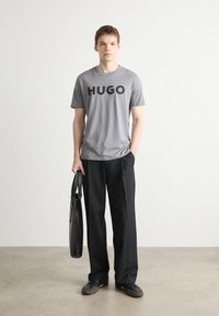 HUGO DULIVIO - Nyomott mintás póló - medium grey