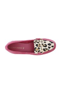 Scarpa slip-on in suede rosa con accenti in tessuto leopardato e dettagli in fibbia dorata. Fodera interna liscia di un tonalità rosa abbinata.