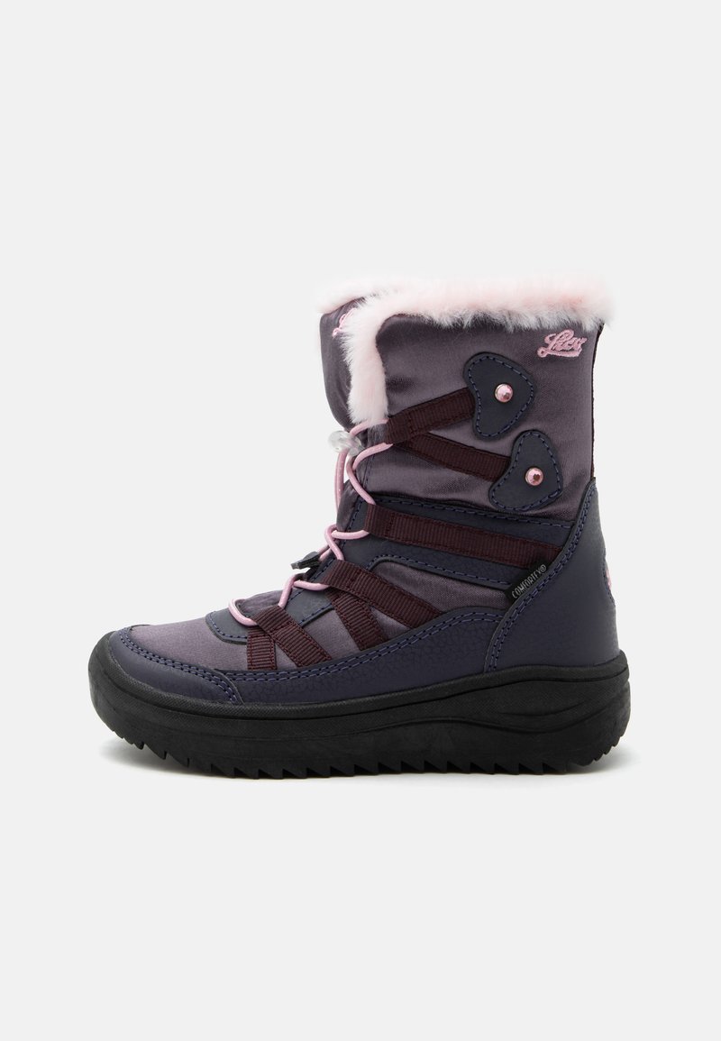 Botte d’hiver enfant violette avec lacets roses, doublure en fausse fourrure, semelle noire et sangles latérales pour un maintien sûr.