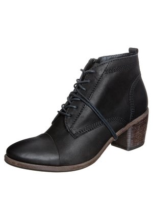 Bottine noire en cuir à lacets sur le devant, au bout arrondi, avec des empiècements cousus et un talon bloc bas marron.