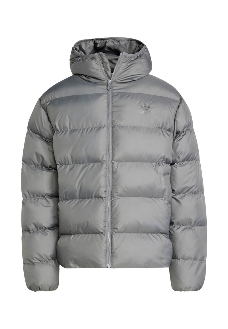Doudoune grise avec fermeture éclair devant et capuche, dotée de sections matelassées, de poignets élastiques et d'un petit logo sur la poitrine gauche.
