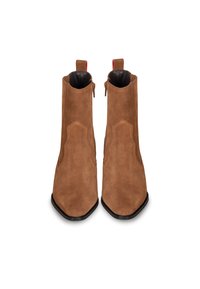 Botines de ante marrón claro con punta afilada, cierres de cremallera lateral y forro de cuero negro, que presentan una textura suave y un diseño minimalista.