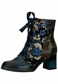 Botín negro con estampado floral azul, cordones de cinta de satén, puntera de cuero texturizado y un tacón grueso en color teal. Presenta acentos de hardware dorado.