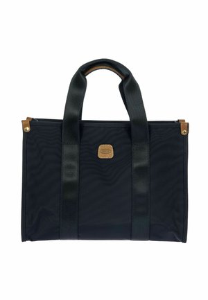 Sac fourre-tout en nylon noir avec des poignées noires doubles et des accents en cuir marron. Présente une petite étiquette en cuir marron à l'avant. Forme rectangulaire robuste.
