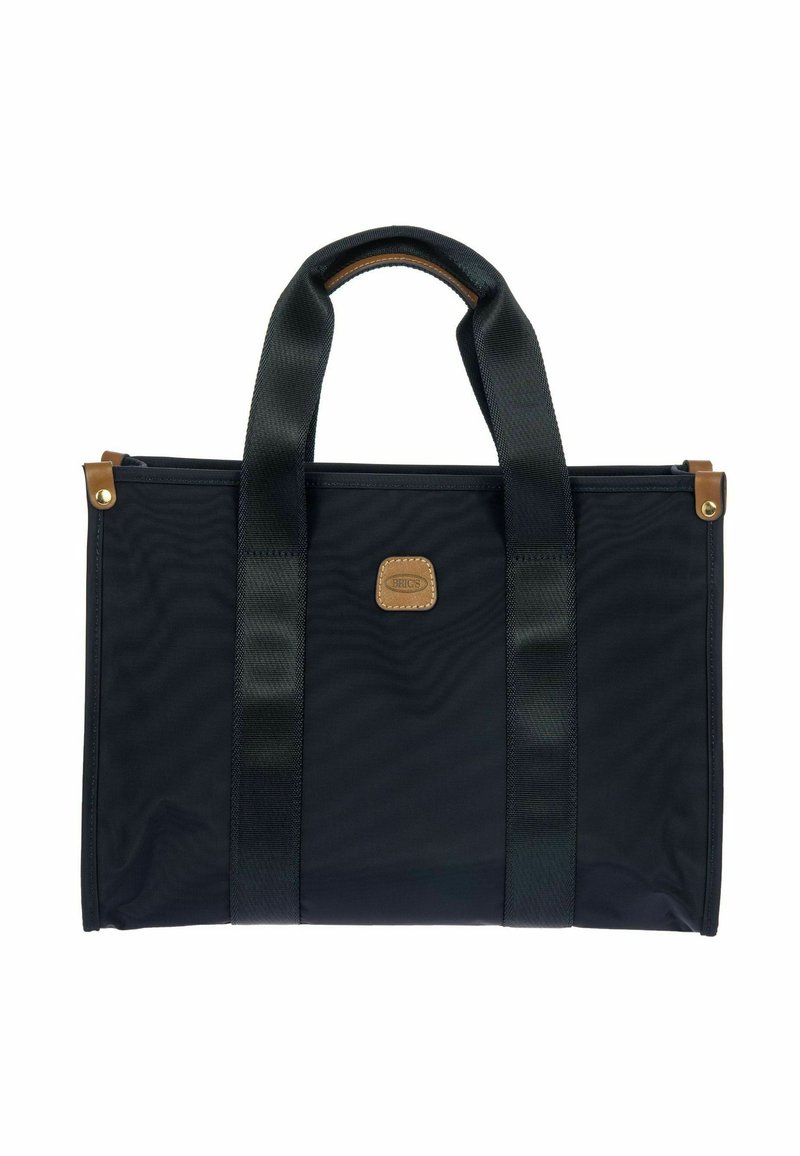 Borsa tote nera in nylon con doppie maniglie nere e dettagli in pelle marrone. Presenta una piccola etichetta con logo marrone frontale. Forma rettangolare robusta.