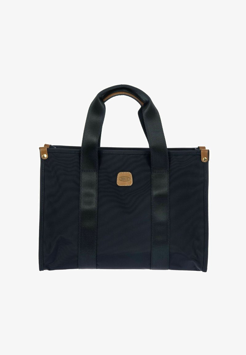 Zwarte nylon draagtas met dubbele zwarte handgrepen en bruin leren accenten. Beschikt over een klein bruin logo-oppeltje aan de voorkant. Stevige rechthoekige vorm.