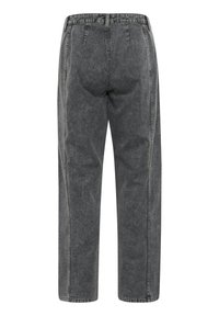 Pilkos džinsinės kelnės su aukštu liemeniu, keturiomis raukšlėmis priekyje ir tiesaus kirpimo dizainu. Yra paprastas liemuo be diržo kilpų.