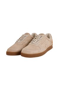 Sneakers beige in suede con una finitura testurizzata, punta rotonda, lacci crema e suola in gomma marrone. Presentano dettagli cuciti e branding.