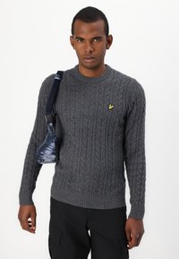 Lyle & Scott CABLE CREW NECK  - Stickad tröja - jet black marl