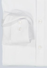 Weißes Hemd mit umgeschlagenem Manschette, mit perlweißen Knöpfen, glatter Textur und tailliertem Design. Klare Linien und frisches Erscheinungsbild.