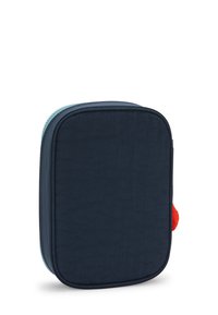 Marinblå fyrkantig påse med texturerat tyg, aqua-färgad dragkedja och röd pom-pom-accent. Har rundade kanter och en kompakt design.