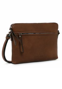 Bolso de mano de cuero marrón con una correa negra, que cuenta con un cierre de cremallera y un bolsillo exterior. Textura suave, diseño estructurado.