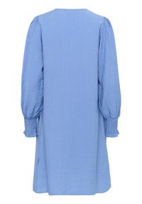 Robe bleue froncée avec de longues manches bouffantes, un col rond et une coupe ample. Pas de fermetures visibles. Texture du tissu lisse.