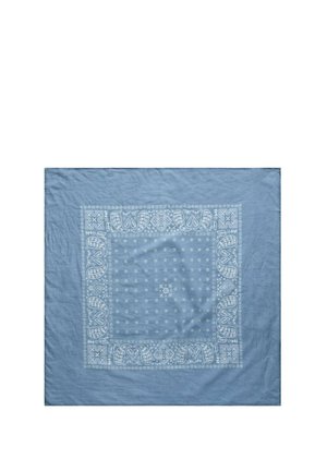 Lyseblåt firkantet bandana med hvide paisley- og geometriske mønstre langs kanterne og prikker i midten.