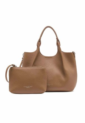 Bolso tote grande de piel marrón texturizada con un pequeño monedero de muñeca a juego, ambos con cierres de cremallera plateados y logotipo en relieve sutil.