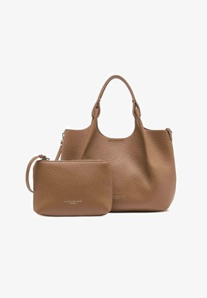 Bolso tote grande de piel marrón texturizada con un pequeño monedero de muñeca a juego, ambos con cierres de cremallera plateados y logotipo en relieve sutil.