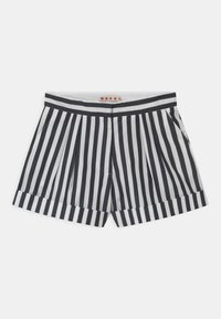 Randiga shorts i marinblått och vitt, tillverkade av bomull. Har veck, uppvikta fållar och en märkesetikett på midjan.