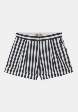 Paskowe szorty w granatowo-białe paski, wykonane z bawełny. Posiadają pliski, mankiety oraz metkę z logo w pasie.