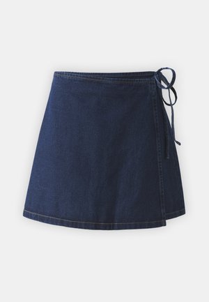 Denimová suknička v tmavě modré barvě, s bočním vázáním, lemovanými okraji a hladkou strukturou. Celkový A-čkový design s minimálními detaily.
