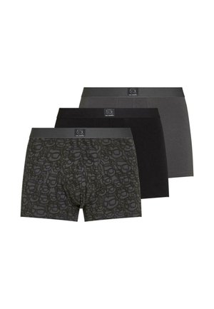 Trzy męskie bokserki w kolorze szarym, czarnym oraz ciemnoszarym wzorzystym z czarnymi logo na gumkach w pasie, ułożone przodem do tyłu.