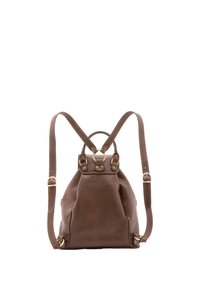 Bruine leren rugzak met een ronde vorm, verstelbare banden en gouden hardware accenten. Gestructureerd oppervlak met een natuurlijke afwerking.