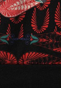 Tissu noir présentant des motifs complexes en rouge, vert et bleu, incluant des éventails stylisés et des motifs floraux, transmettant texture et détails.