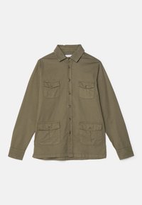 Veste boutonnée à manches longues de couleur vert olive avec quatre poches à rabat à l'avant et un col classique sur fond blanc.