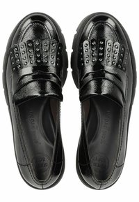 Czarne mokasyny o błyszczącym wykończeniu, z metalowymi dekoracjami na cholewce, okrągłym noskiem i wyściółką zapewniającą komfort. Lekką podeszwę.