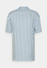 Kurzärmliges Hemd in hellblau mit weißen vertikalen Streifen, gefertigt aus einem weichen, glatten Stoff mit Kragen und geradem Saum.