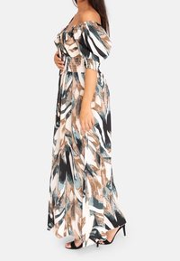 Sukienka maxi odkrywająca ramiona z marszczonym pasem w multikolorowy, abstrakcyjny wzór liści w odcieniach teal, brązu i bieli; z bufkami na rękawach.