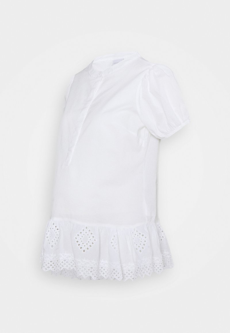 Blouse blanche à manches courtes avec bordure en dentelle œillets sur l'ourlet, manches bouffantes, et petit col montant avec une patte de boutonnage partielle à l'avant.