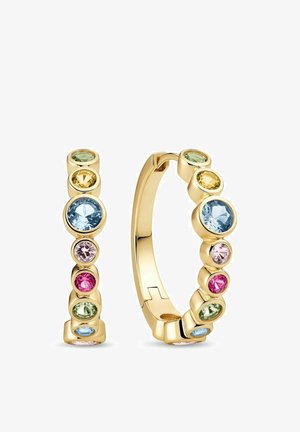 Guldøreringe i hoop-stil med multifarvede runde ædelstene i nuancer af blå, pink, gul og grøn, arrangeret i et lodret mønster.