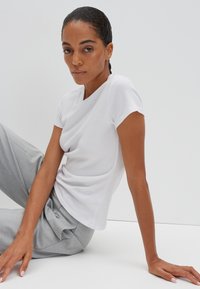 someday. SLIM FIT RIB - T-shirt basic - white